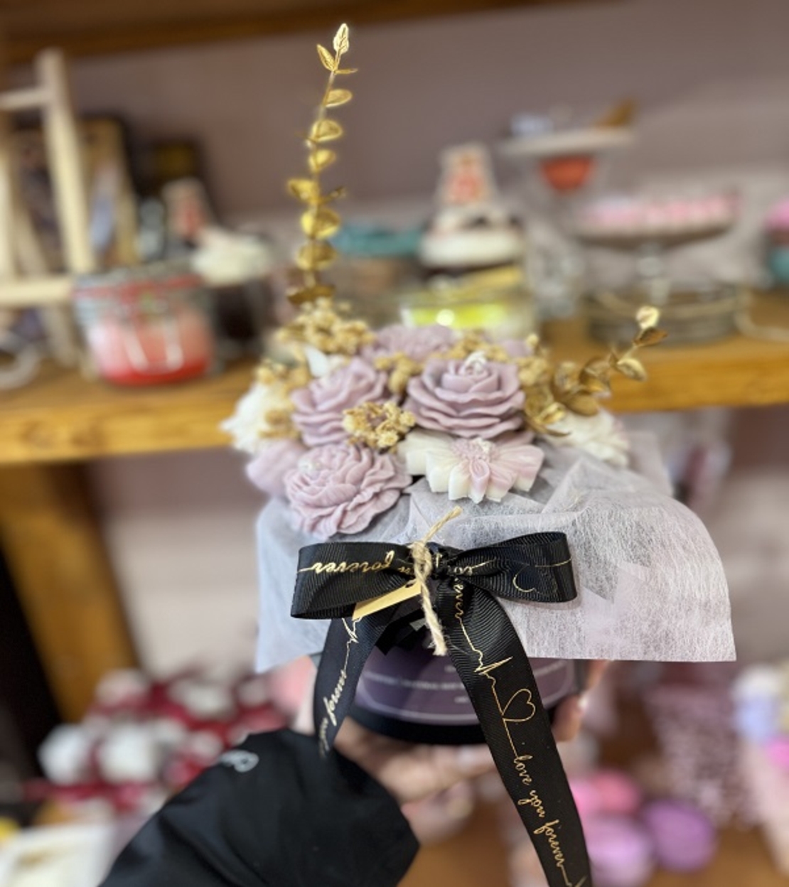 Ръчно изработен аранжиран букет от ароматни свещи – „Люлякова нощ“ (Черна кутия и злато)