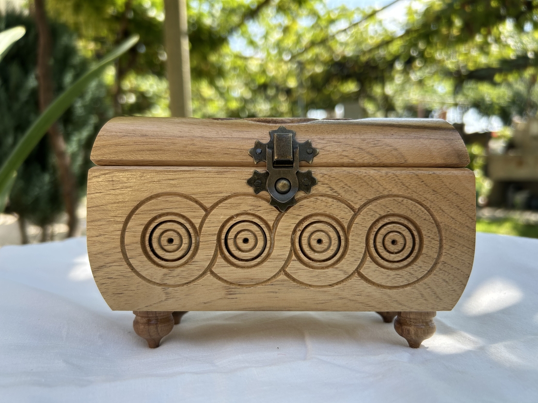 Малка, но стилна – дървена кутия за бижута с елегантен дизайн