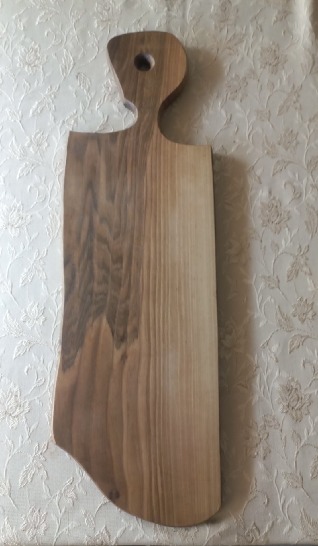 Дълга дървена дъска за рязане от орех