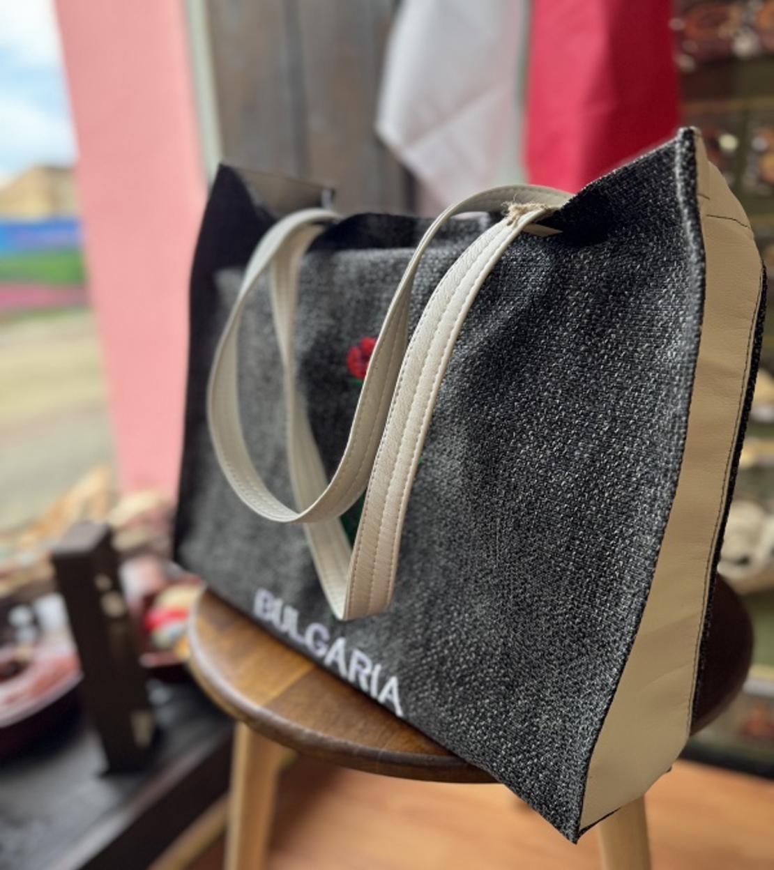 Текстилна чанта с шевица „Българска роза“ – модел „Роза Дамасцена“