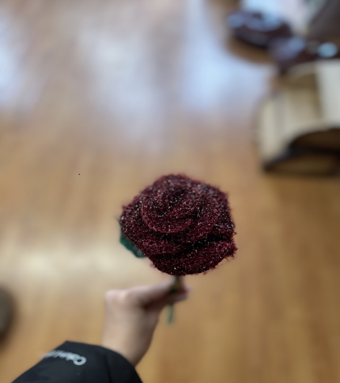 Ръчно плетена роза  – Детайлна изработка и наситени цветове