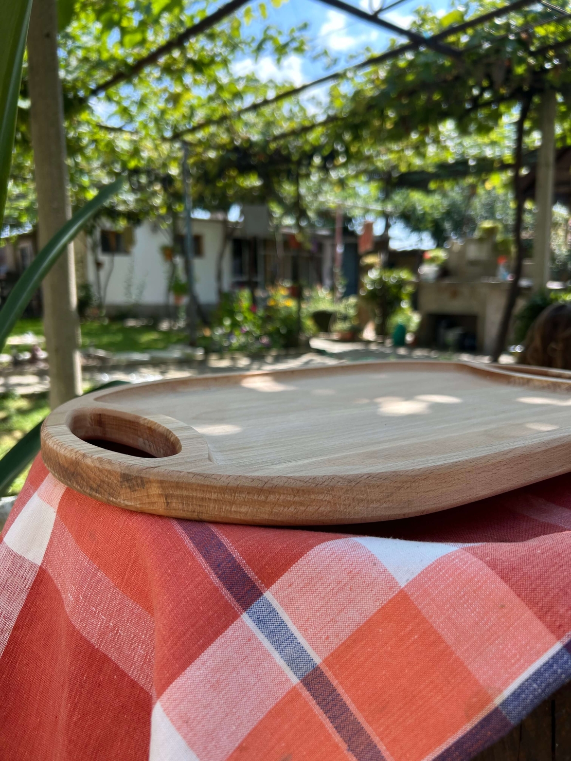 Дървен поднос с дръжки