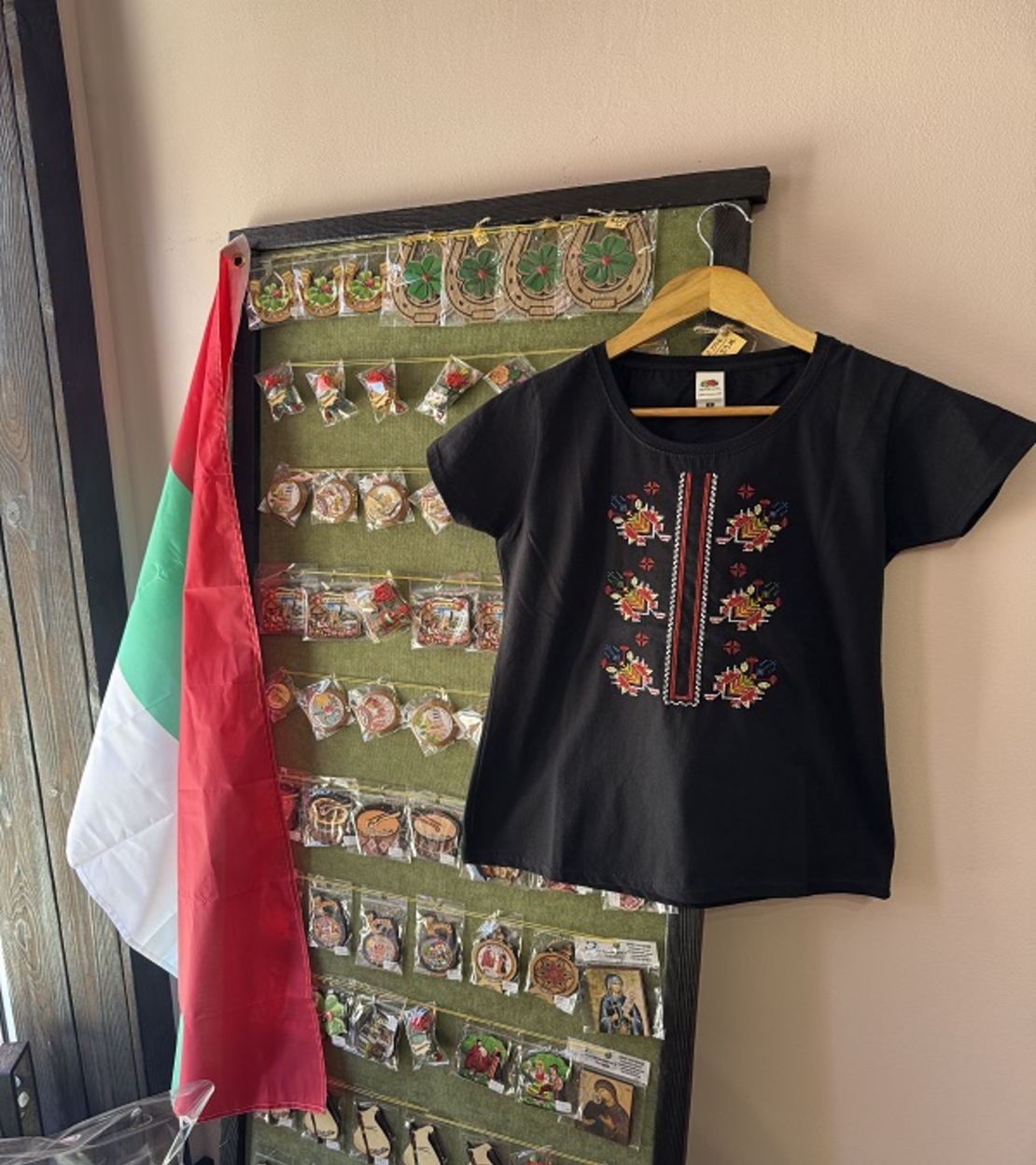 Черна дамска памучна тениска с многоцветна бродерия „Пъстра традиция“