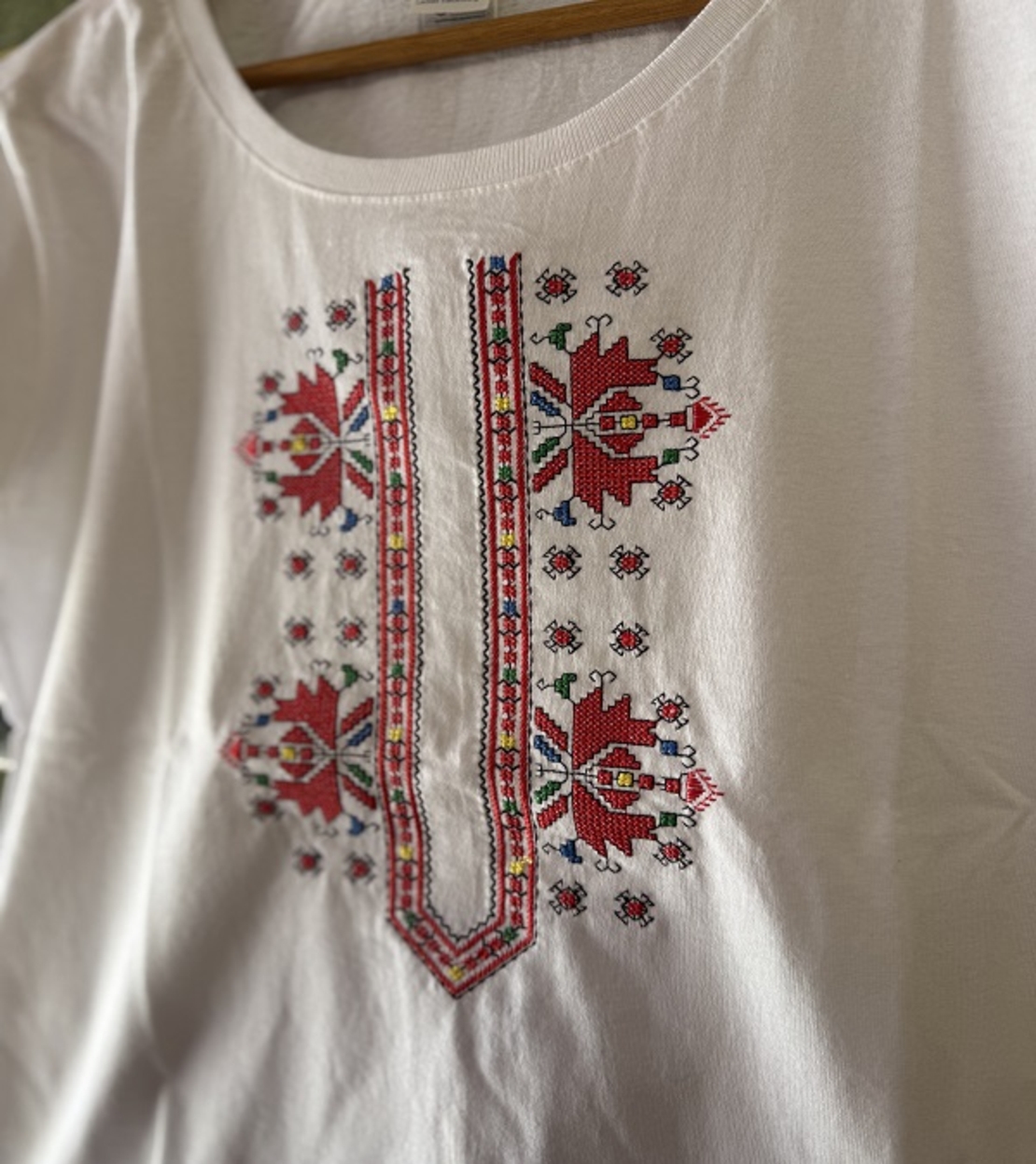 Дамска памучна тениска с детайлна многоцветна шевица – Модел „Прецизност“