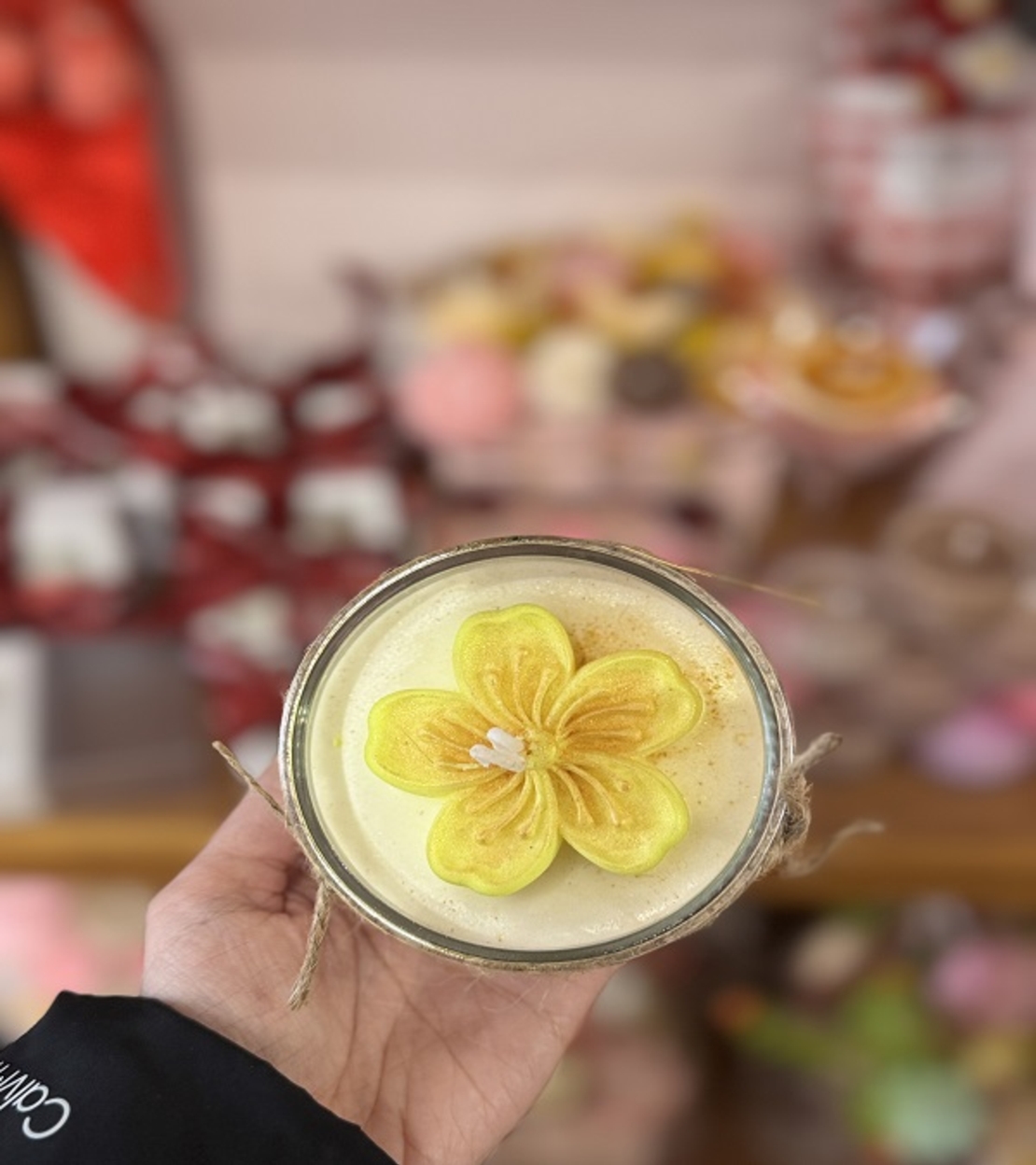 Ръчно изработена свещ „Цитрусова свежест“ в стъклена купичка с декор лимон