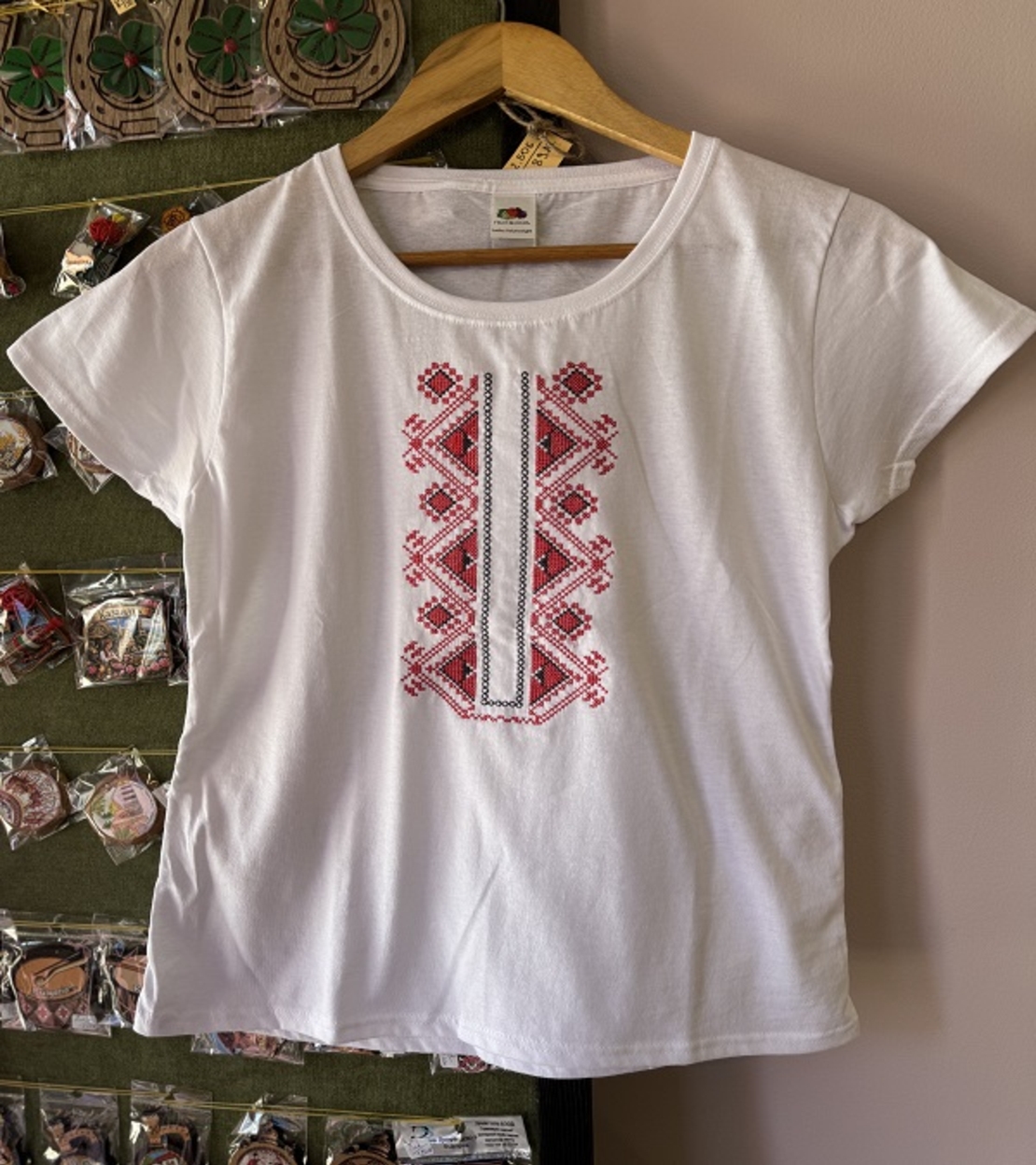 Дамска памучна тениска с бродирана българска шевица