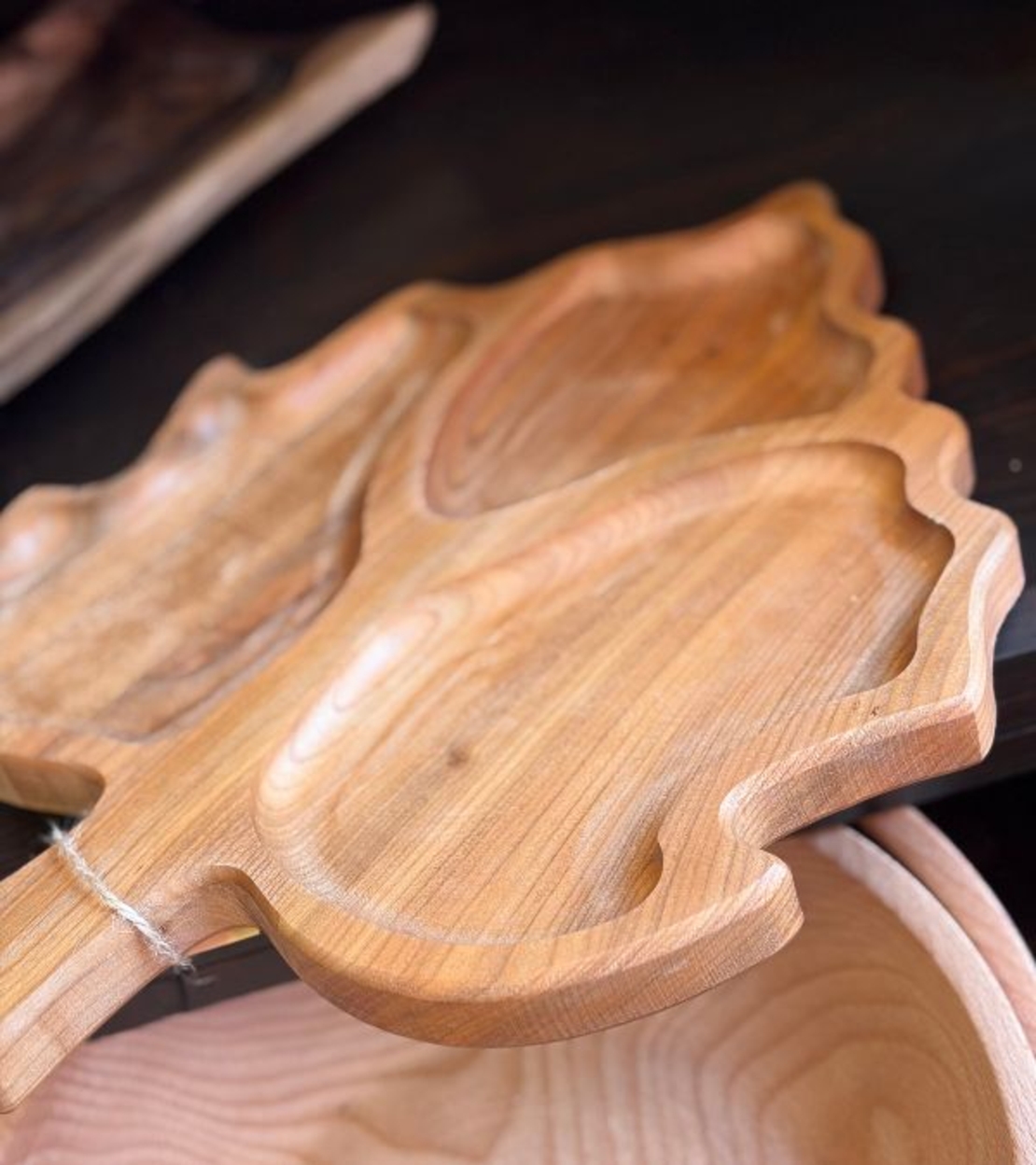 Дървено плато за сервиране „Листо“ – ръчна изработка от масивно дърво