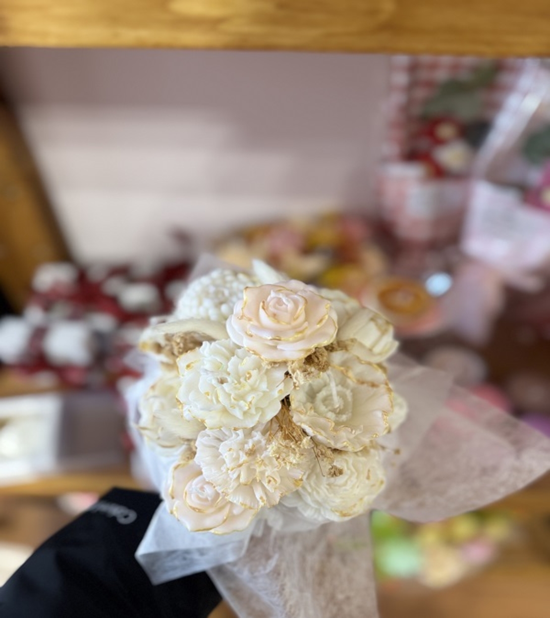 Ръчно изработен аранжиран букет от ароматни свещи – „Бяло и злато“ (Елегантност в розово канче)