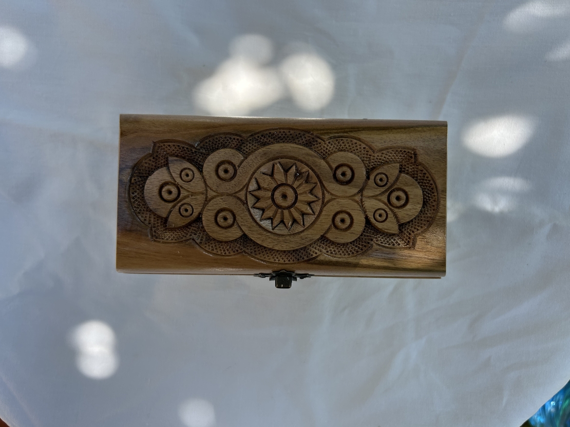 Малка, но стилна – дървена кутия за бижута с елегантен дизайн