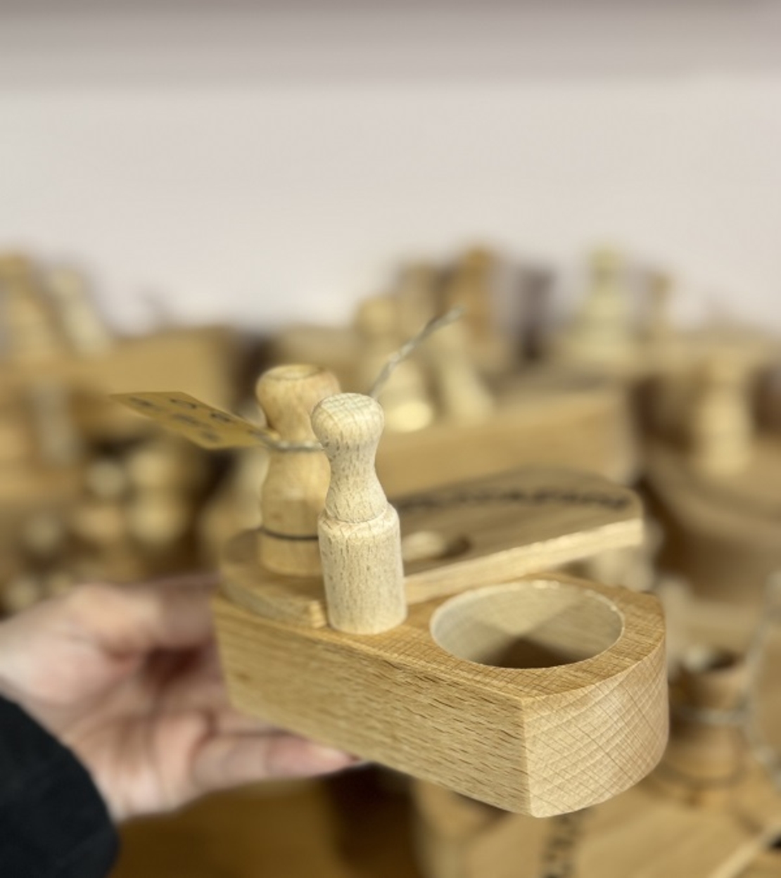 Единична дървена солничка с лъжичка – модел „Традиционен уют“