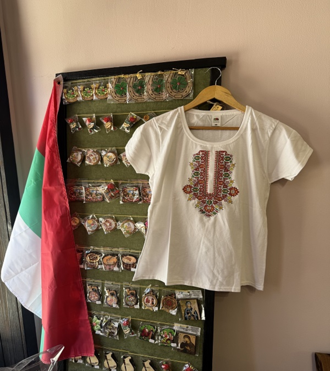 Дамска памучна тениска с масивна многоцветна бродерия „Българска шевица – Премиум“