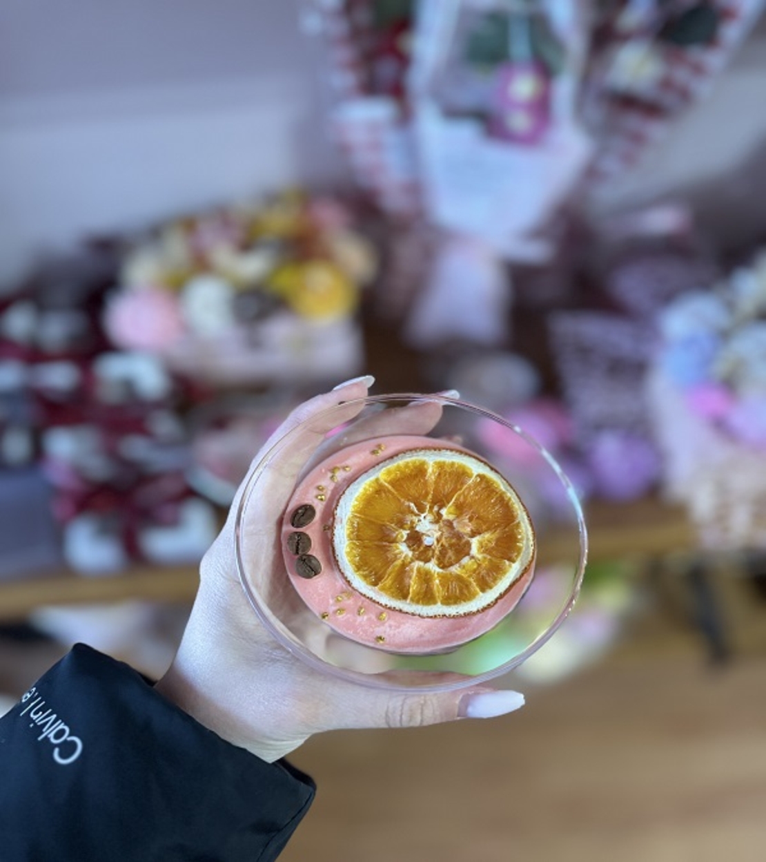 Ръчно изработена ароматна свещ „Цитрусов коктейл“ в чаша за мартини с портокал