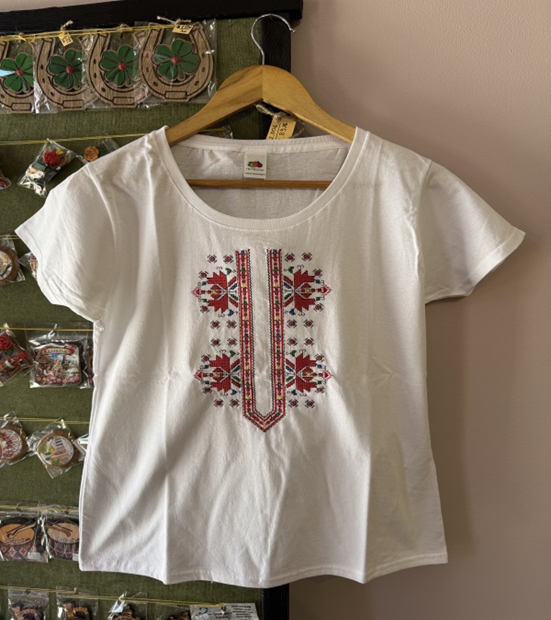 Дамска памучна тениска с детайлна многоцветна шевица – Модел „Прецизност“