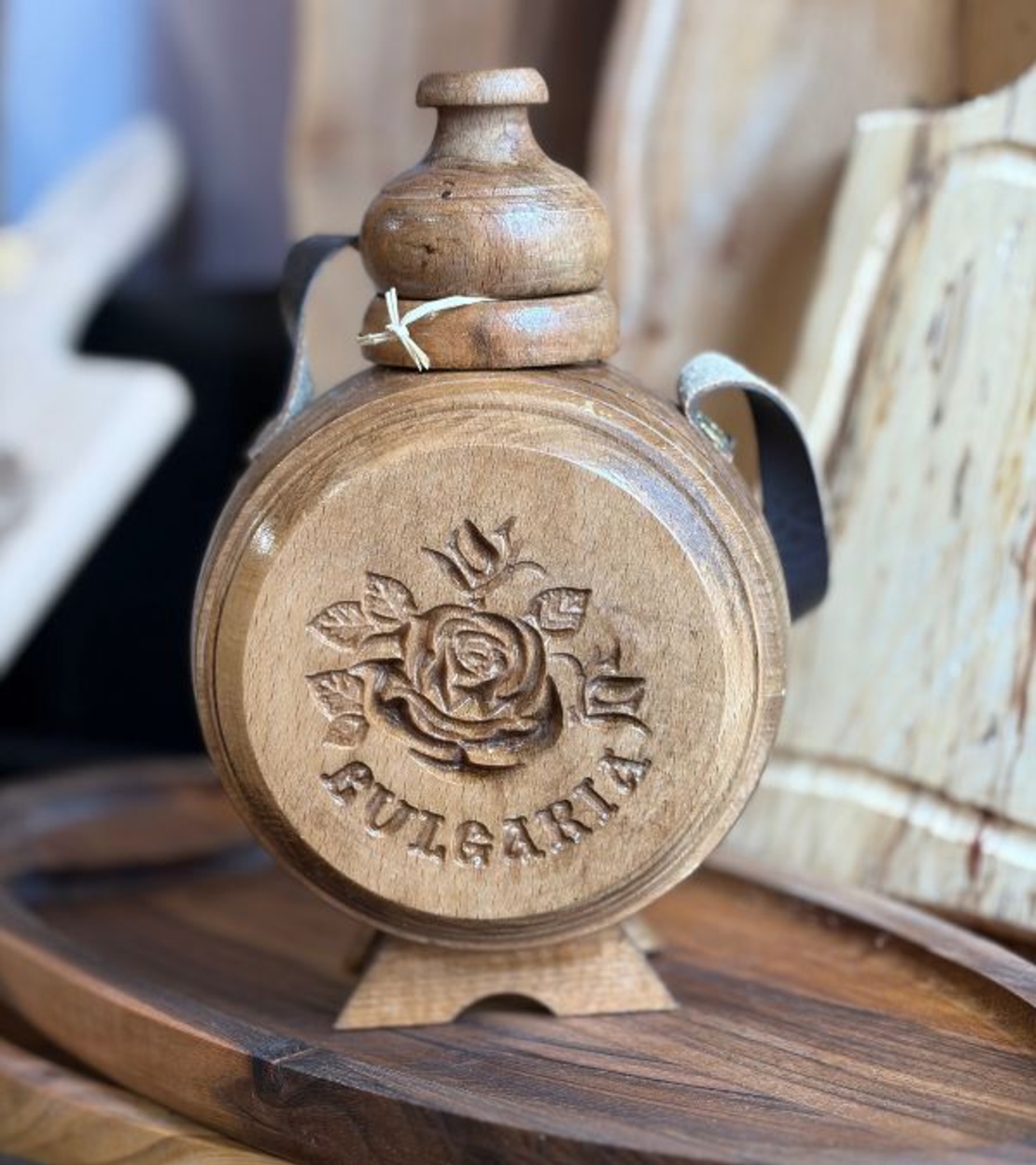 Малка дървена бъклица „България“ – традиционен сувенир за напитки
