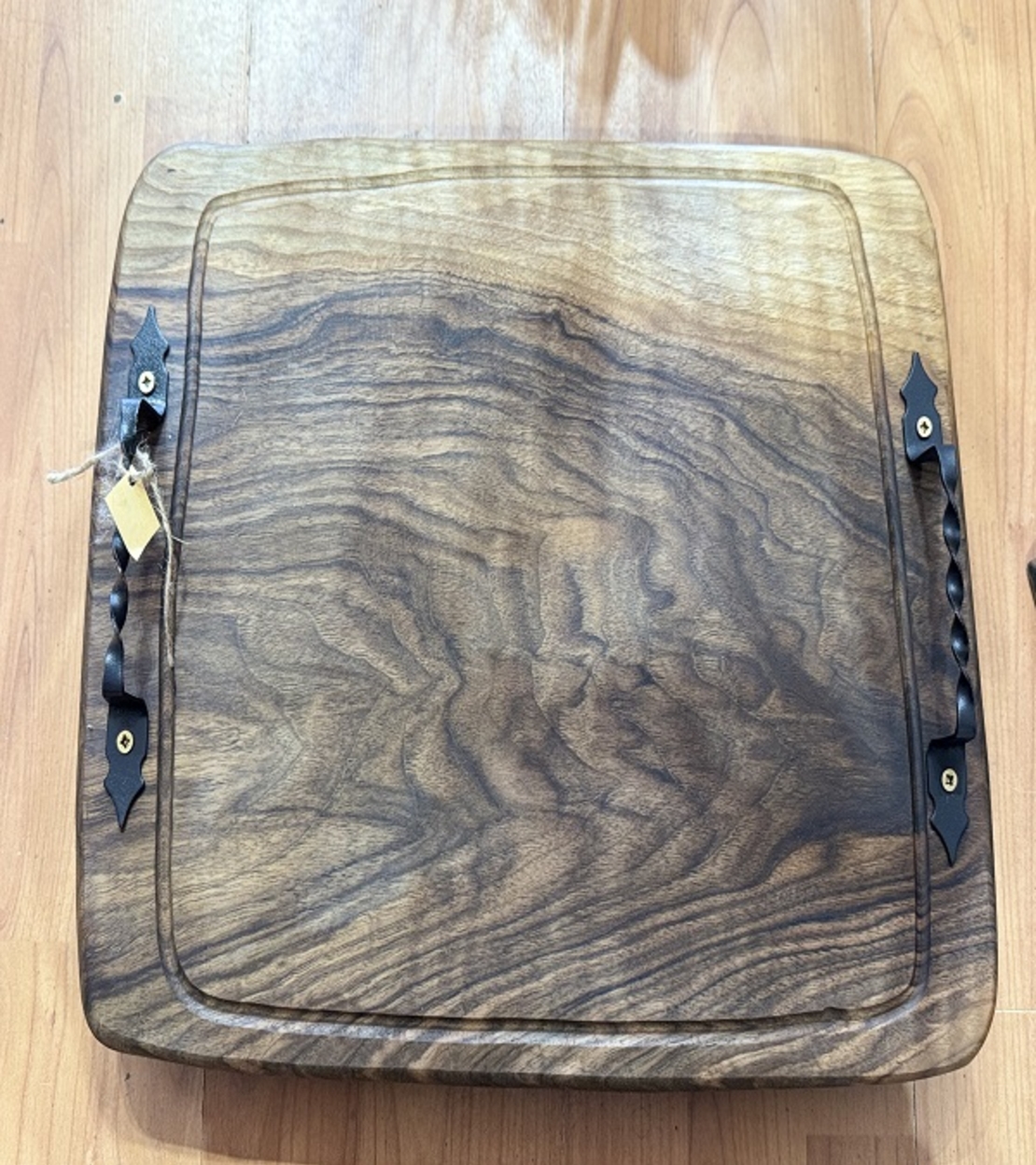 Дървен поднос с метални дръжки-орех