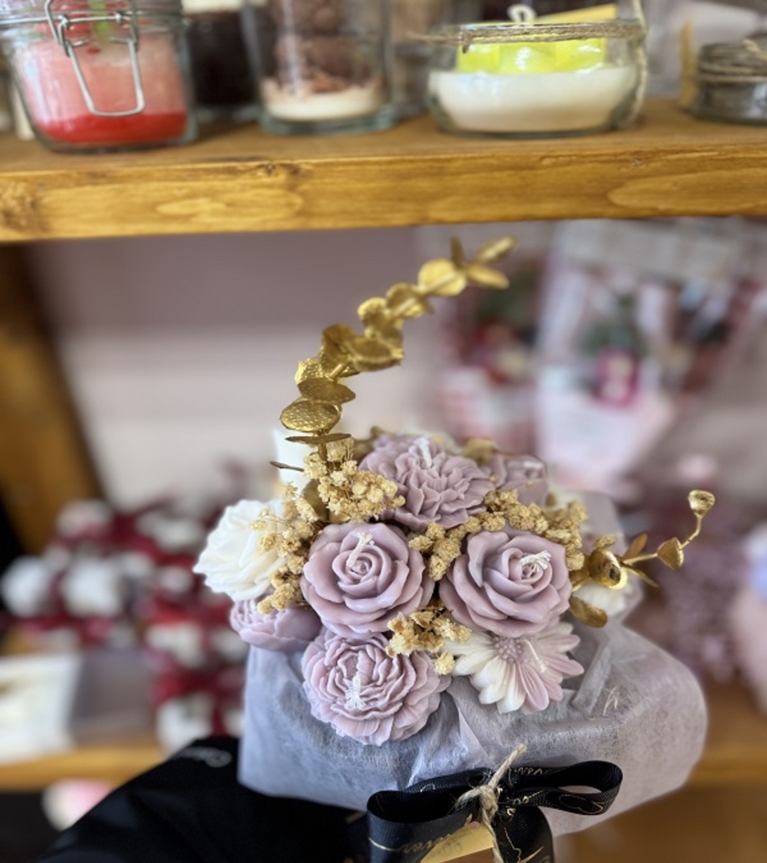 Ръчно изработен аранжиран букет от ароматни свещи – „Люлякова нощ“ (Черна кутия и злато)