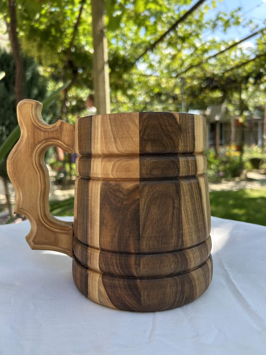 Голяма дървена халба за бира