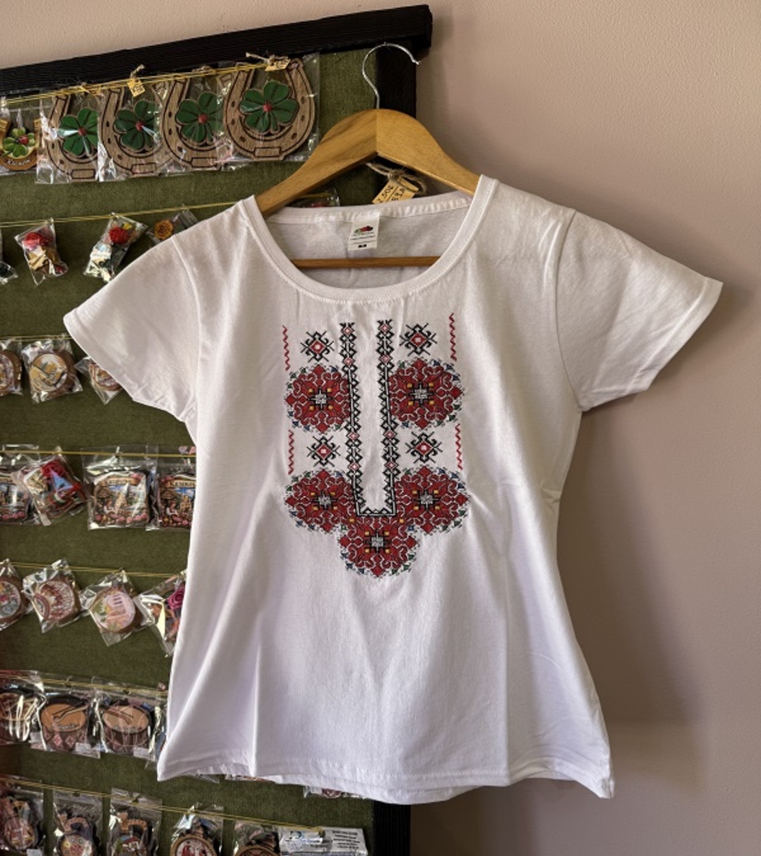 Дамска памучна тениска с богата бродерия „Цветна шевица“ – Бяла