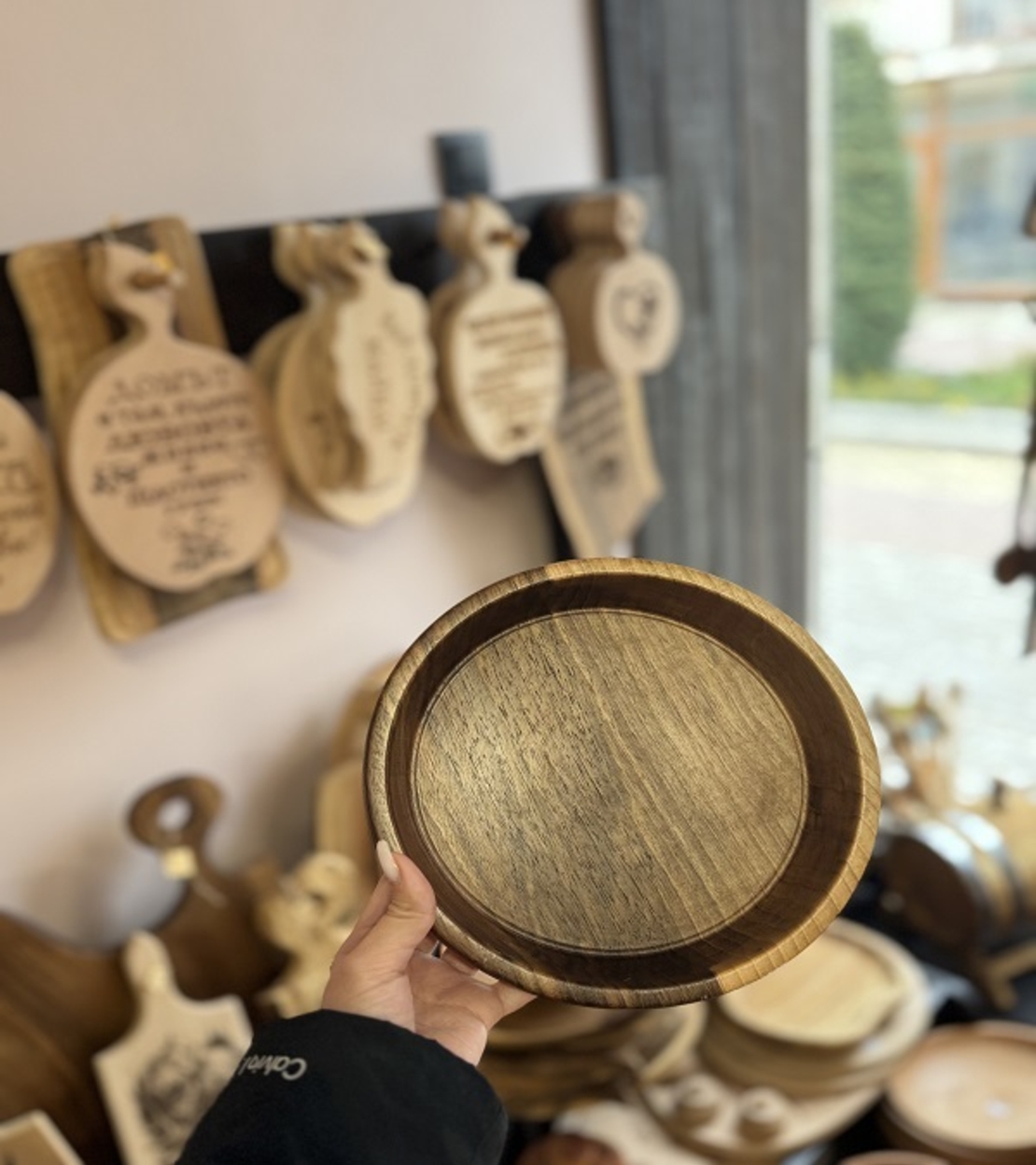 Ръчно изработена купа от масивен орех