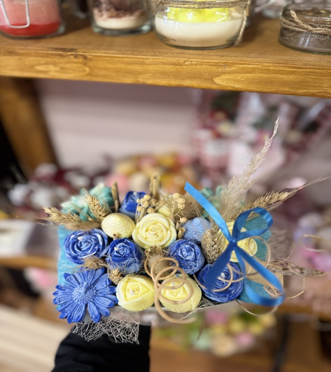 Аранжиран букет от ароматни свещи – „Лятно небе“ (Ръчна изработка в бяла кутия-чанта)