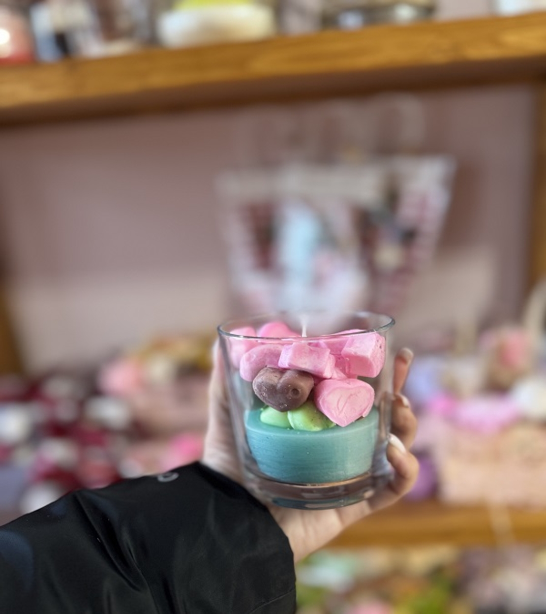 Ръчно изработена ароматна свещ „Купидон“ с тюркоазена основа и восъчни сърца