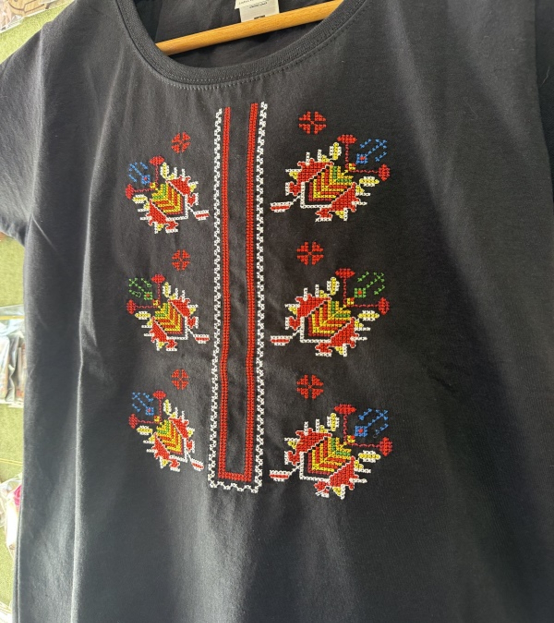 Черна дамска памучна тениска с многоцветна бродерия „Пъстра традиция“