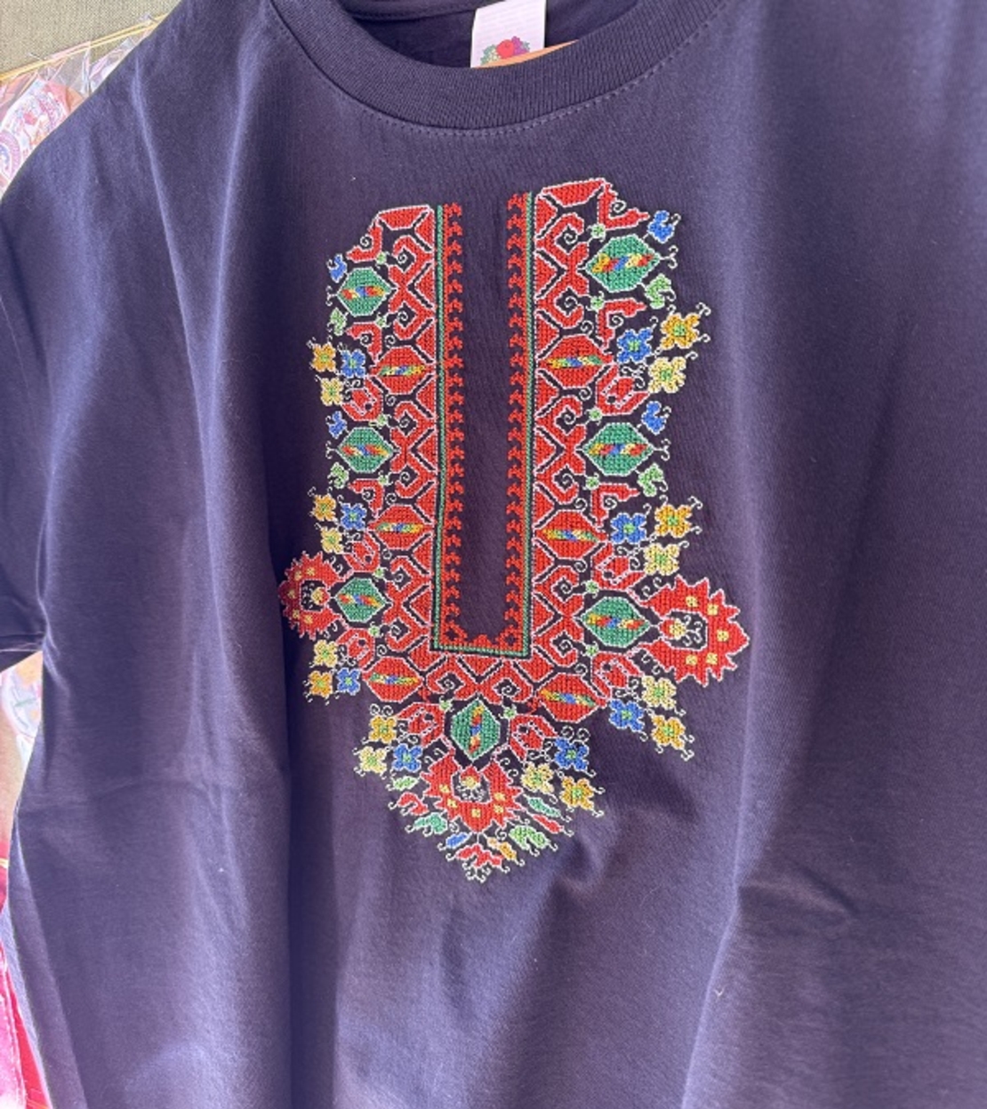 Черна мъжка памучна тениска с богата многоцветна бродерия „Традиция и стил“