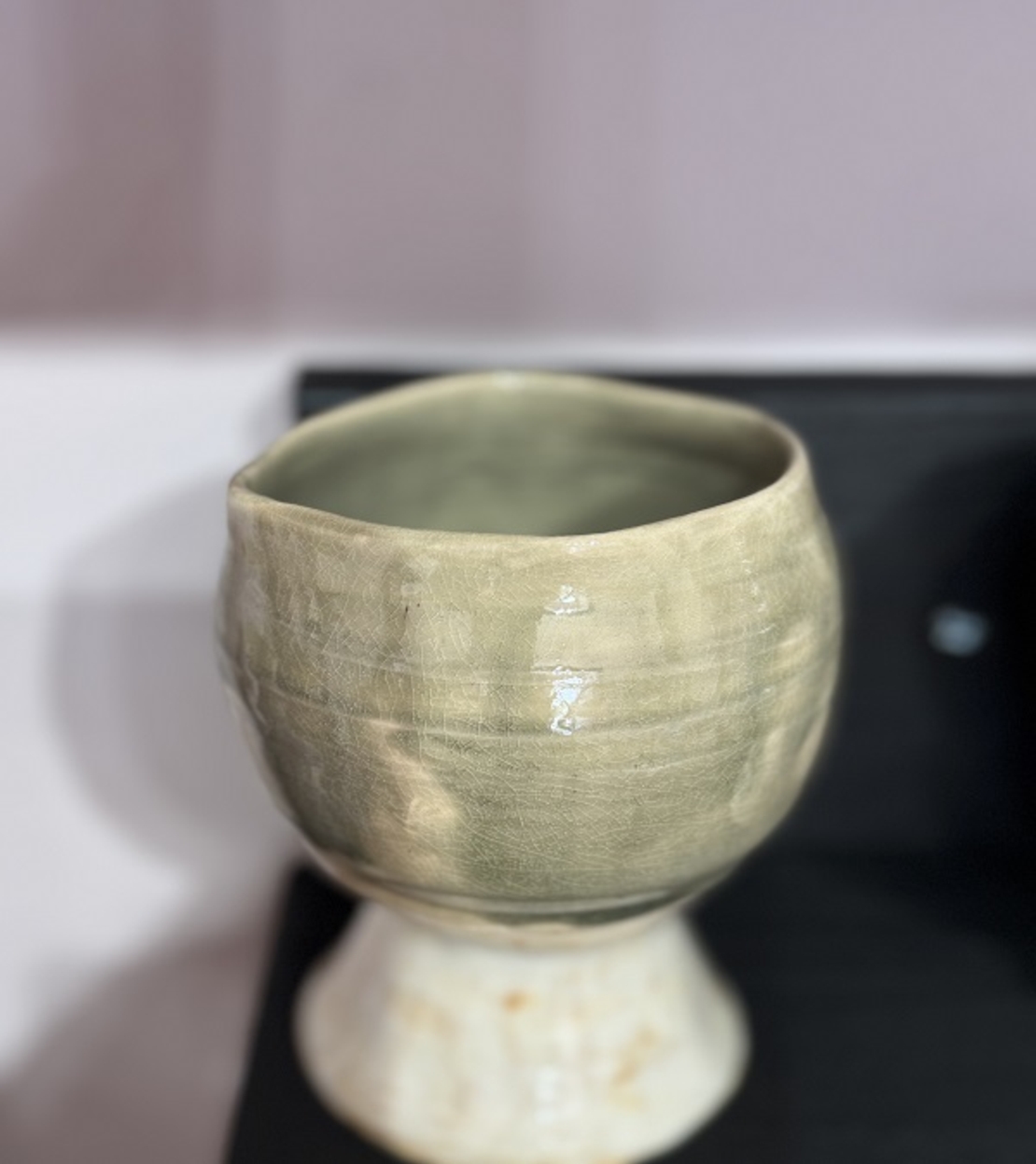 Авторска керамична чаша на столче – Ръчна изработка от Емилия Милчева (Уникат)