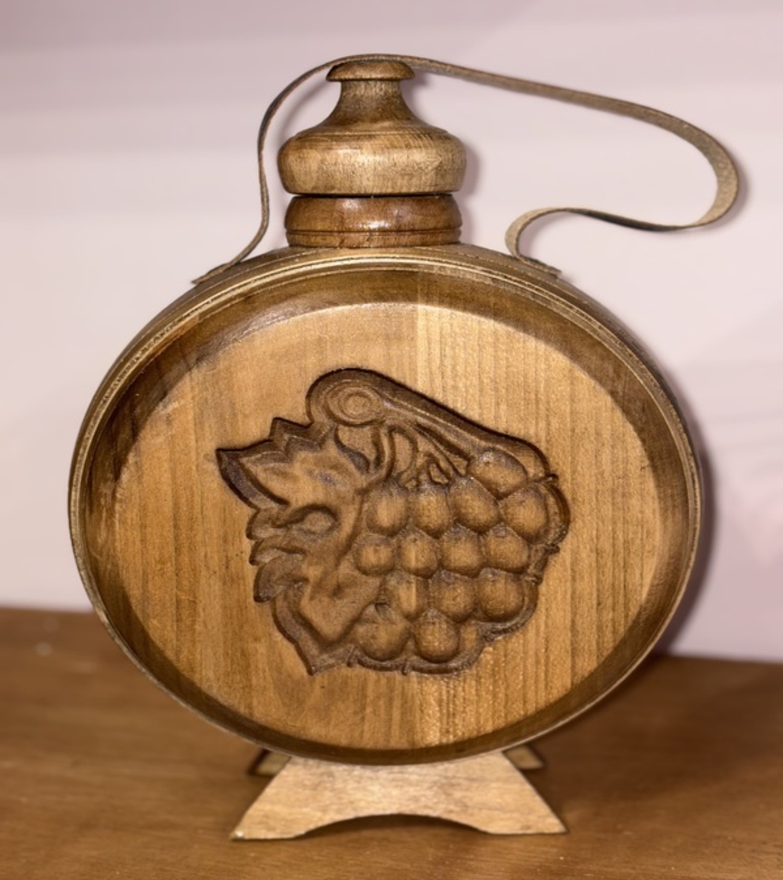 Дървена бъклица с резба „България“