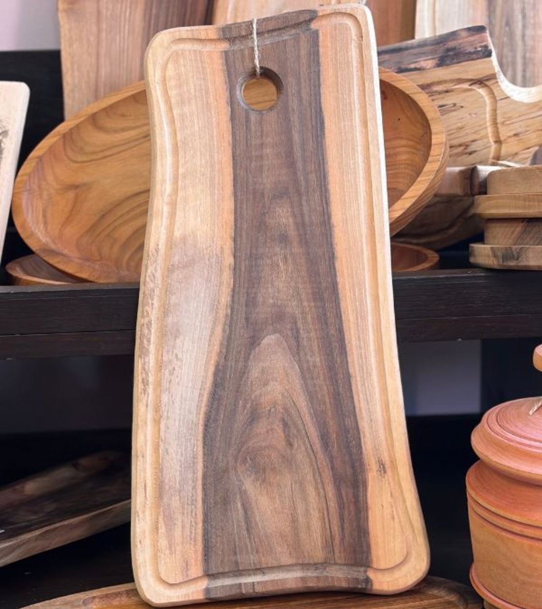 Голяма дървена дъска за сервиране и рязане с дръжка – масивно естествено дърво