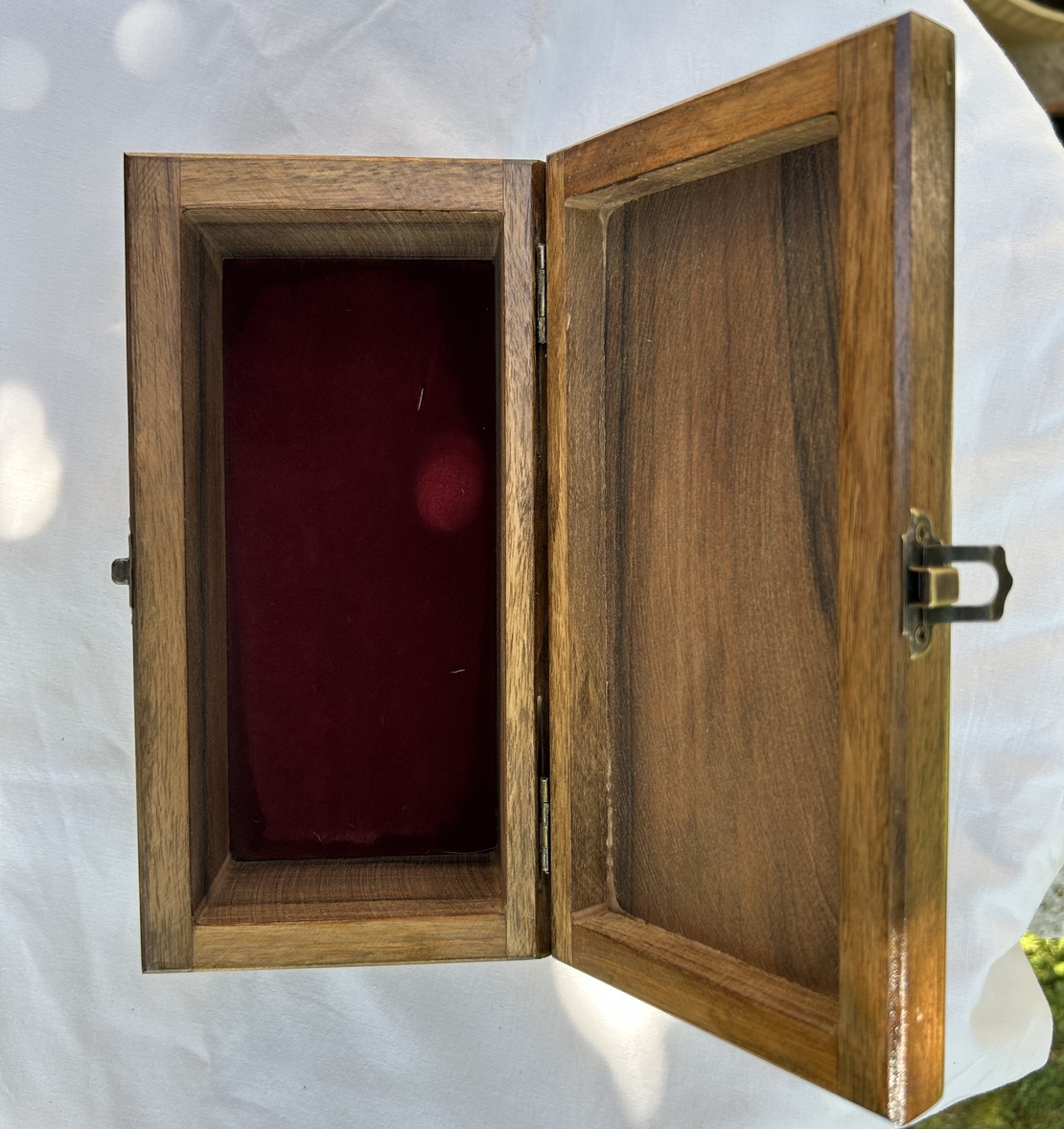 Голяма дървена кутия за бижута с гравюра