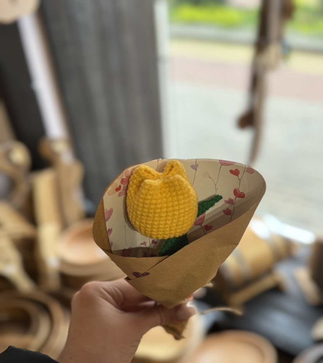 Ръчно плетено лале в малка декоративна опаковка – Избор от 7 цвята