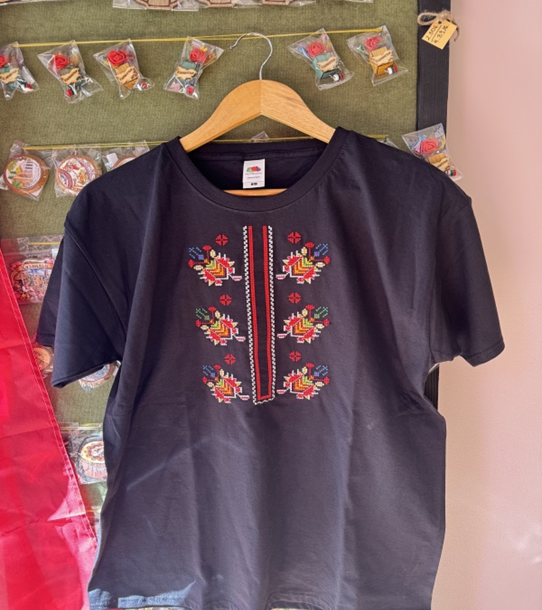 Мъжка черна памучна тениска с бродирана шевица „Геометричен ритъм“