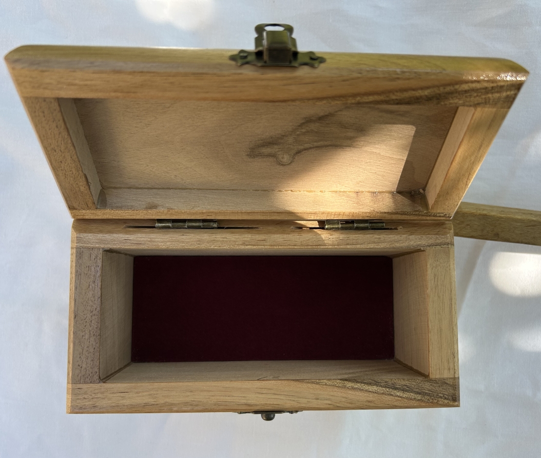 Малка, но стилна – дървена кутия за бижута с елегантен дизайн