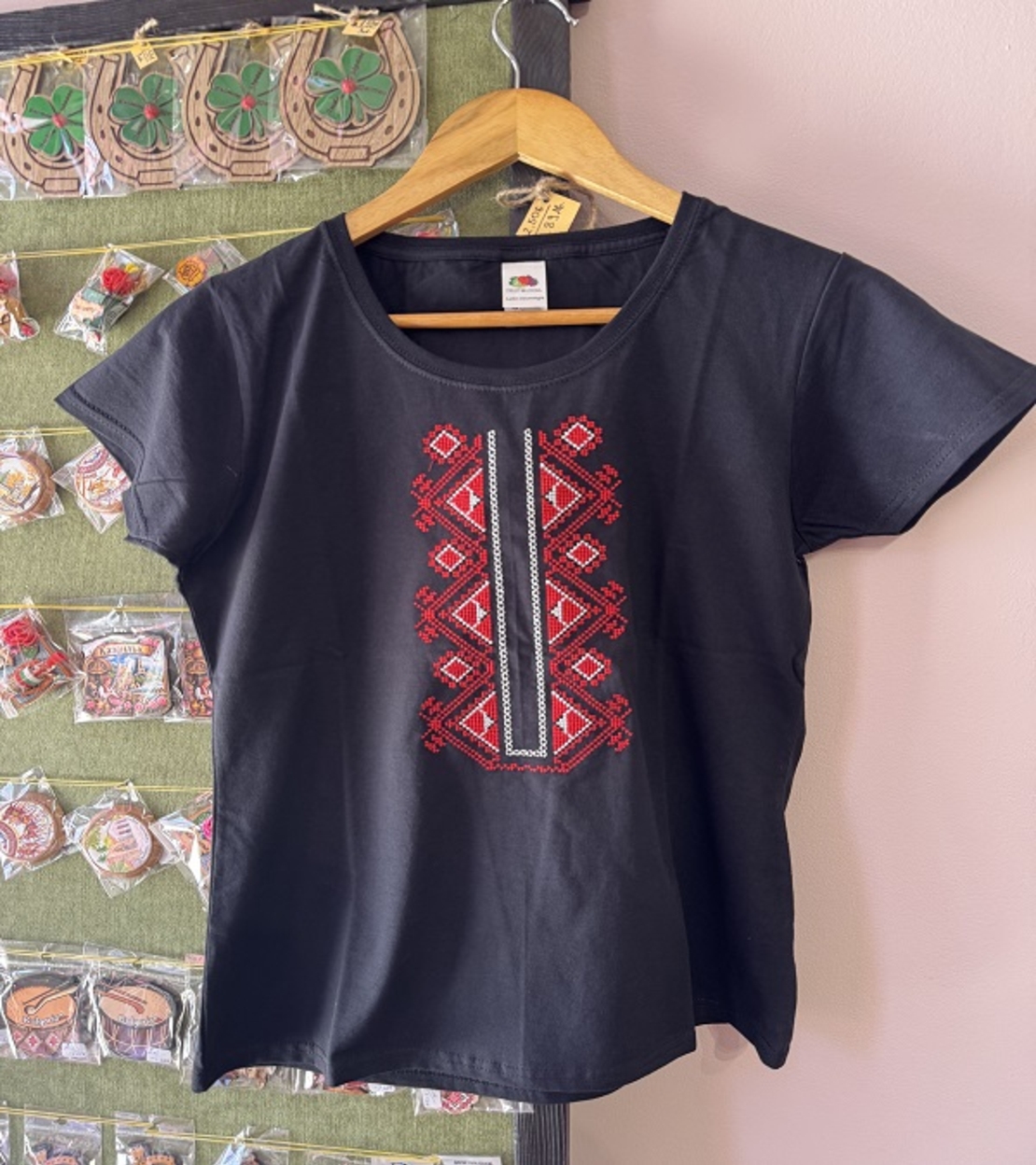 Черна дамска памучна тениска с бродирана шевица – Модел „Елбетица Класик“