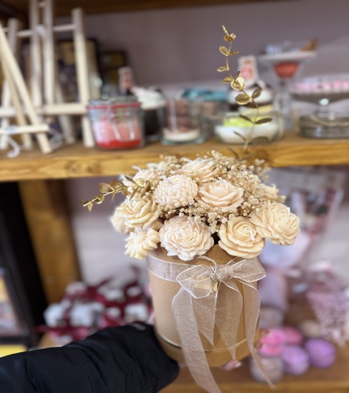 Ръчно изработен аранжиран букет от ароматни свещи – „Натурална елегантност“ в цвят шампанско