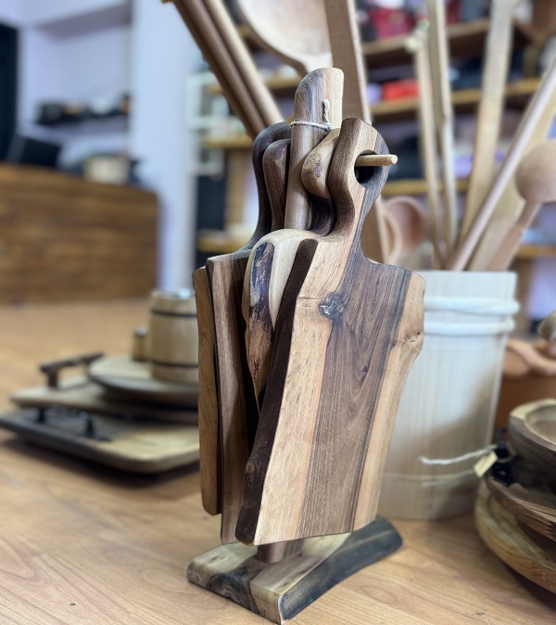 Комплект дървени дъски с дървена поставка-орех