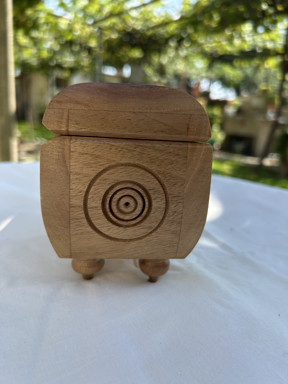 Малка, но стилна – дървена кутия за бижута с елегантен дизайн