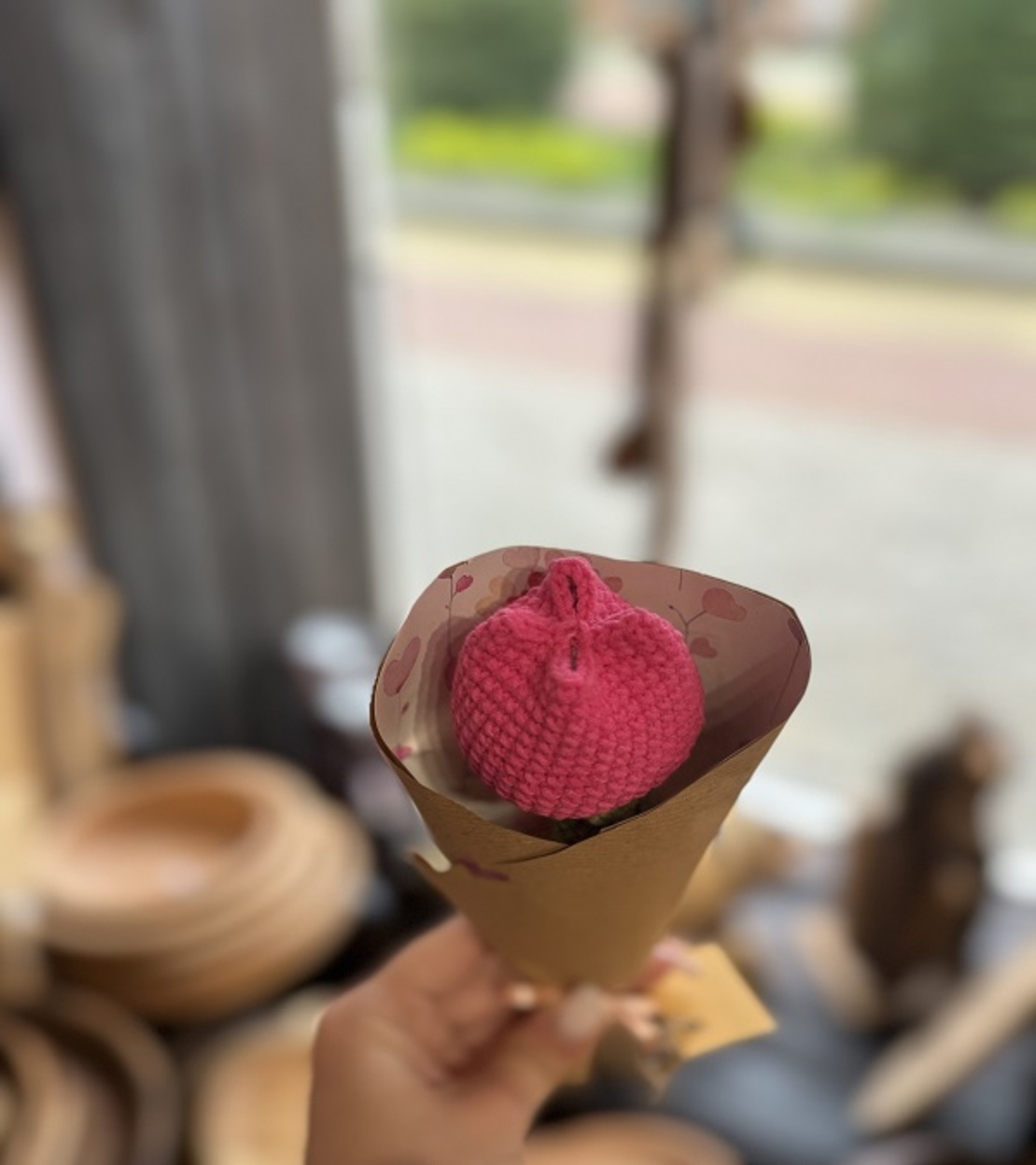 Ръчно плетено лале в малка декоративна опаковка – Избор от 7 цвята