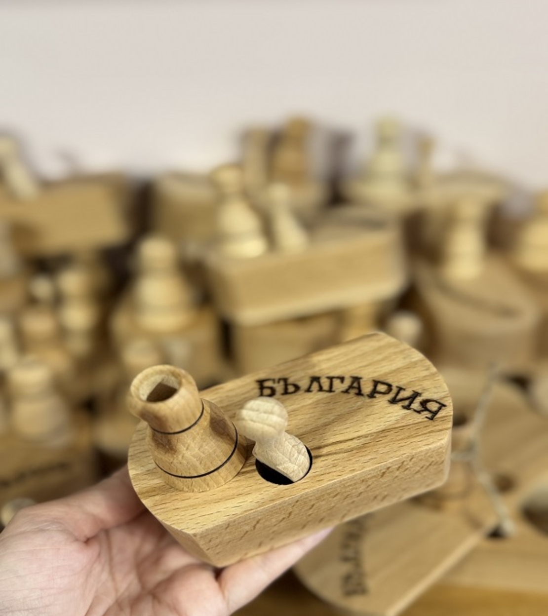 Единична дървена солничка с лъжичка – модел „Традиционен уют“