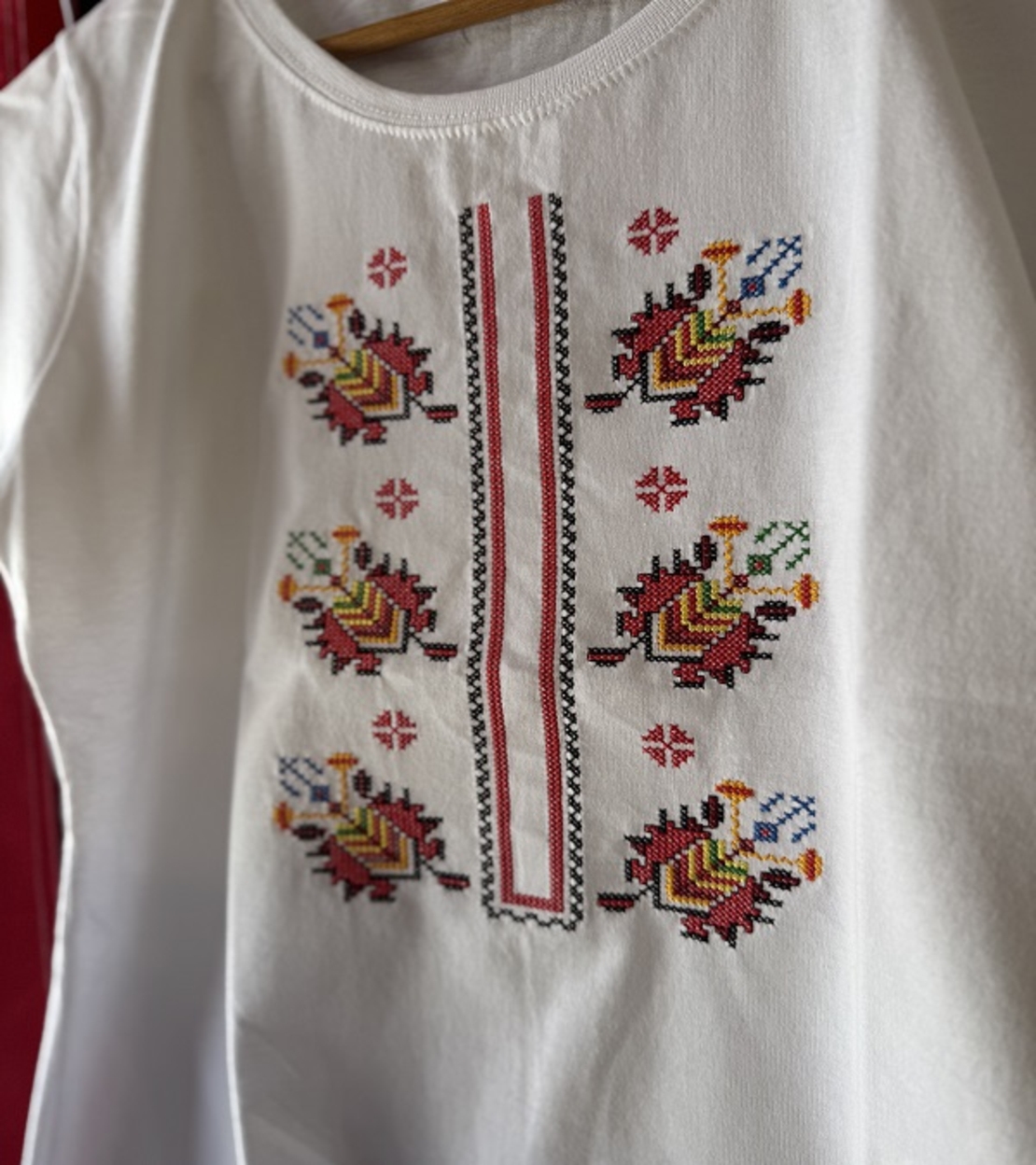 Дамска бяла тениска с цветна бродерия „Традиционни мотиви“