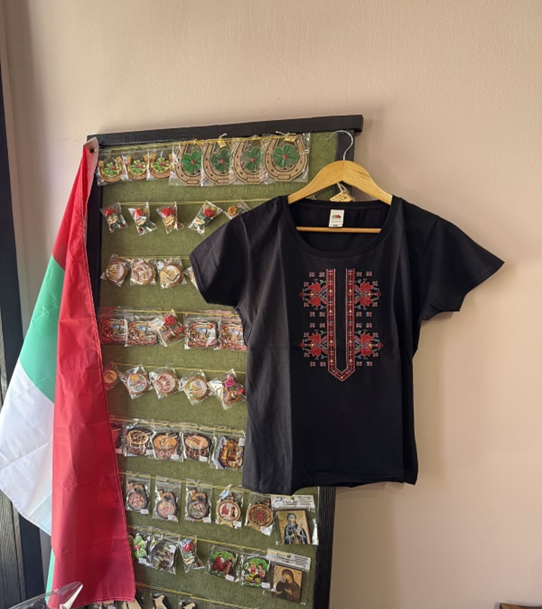 Черна дамска памучна тениска с детайлна многоцветна шевица – Модел „Нощна Елегантност“