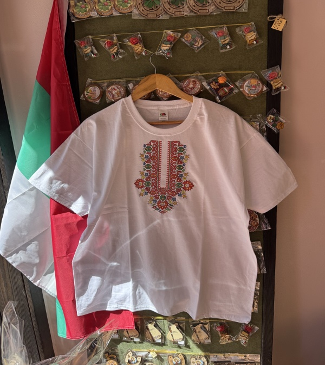 Мъжка памучна тениска с богата многоцветна бродерия „Царска шевица“