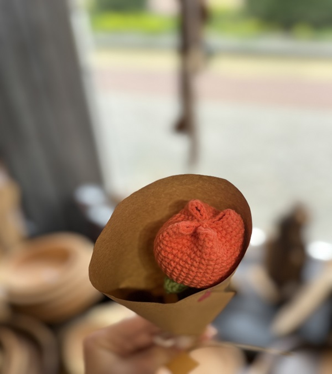 Ръчно плетено лале в малка декоративна опаковка – Избор от 7 цвята