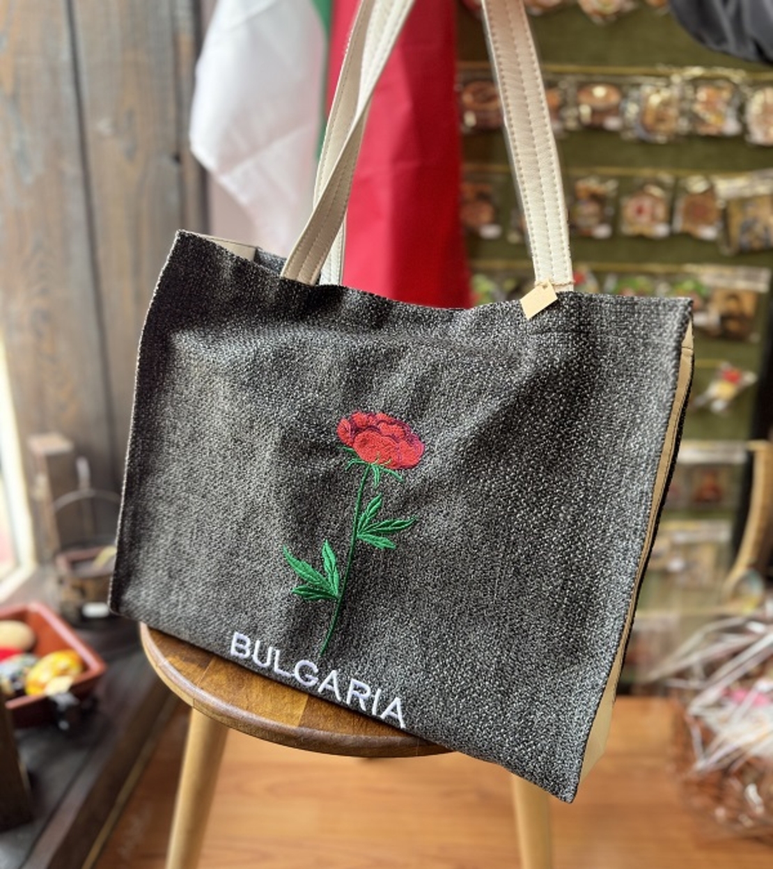 Текстилна чанта с шевица „Българска роза“ – модел „Роза Дамасцена“