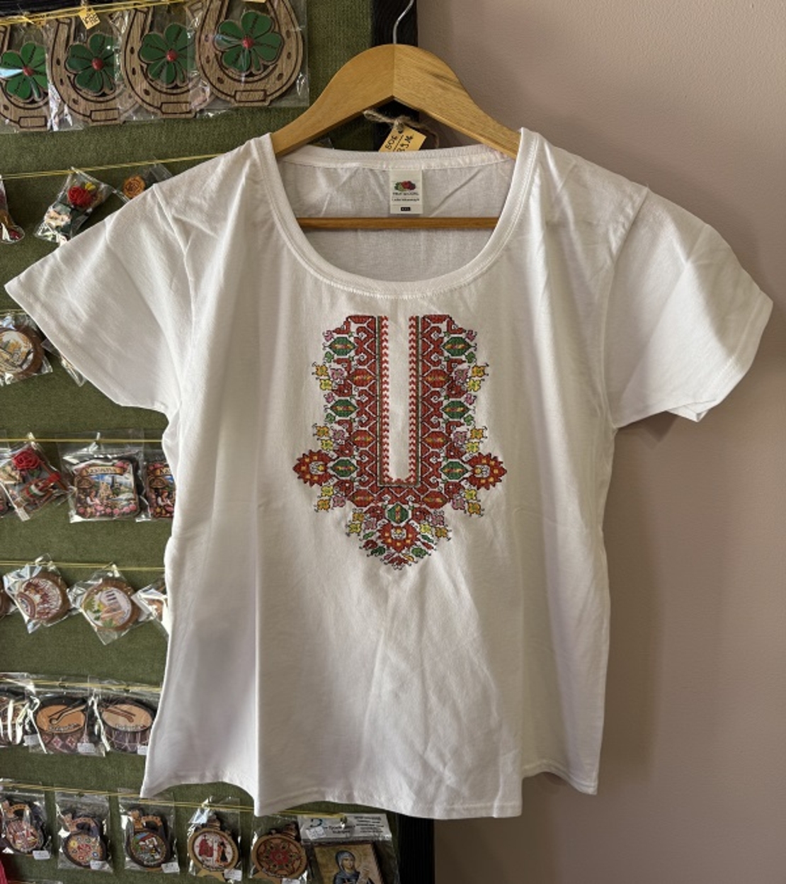 Дамска памучна тениска с масивна многоцветна бродерия „Българска шевица – Премиум“