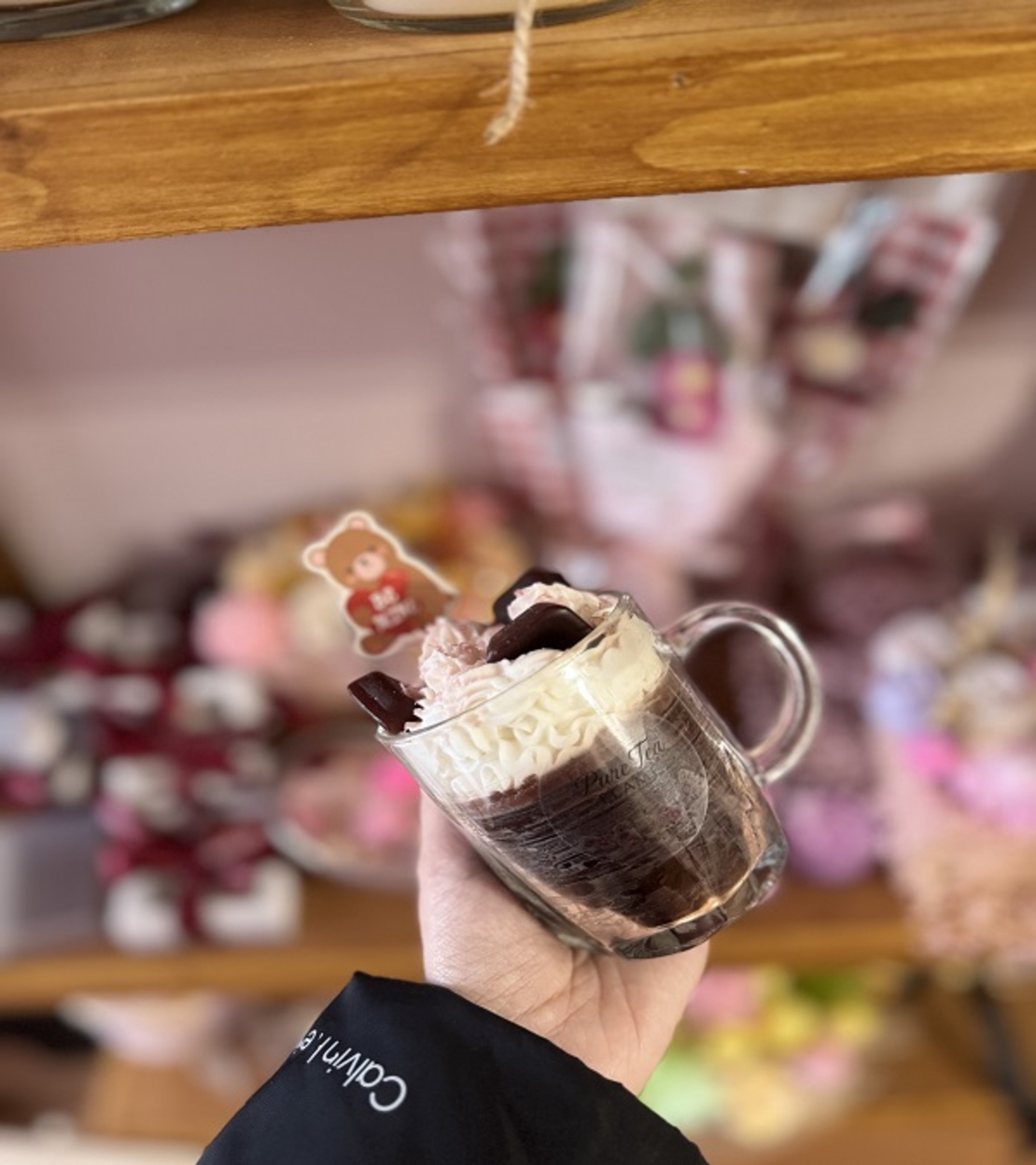 Декоративна ръчна свещ „Шоколадово изкушение“ в стъклена чаша с мече