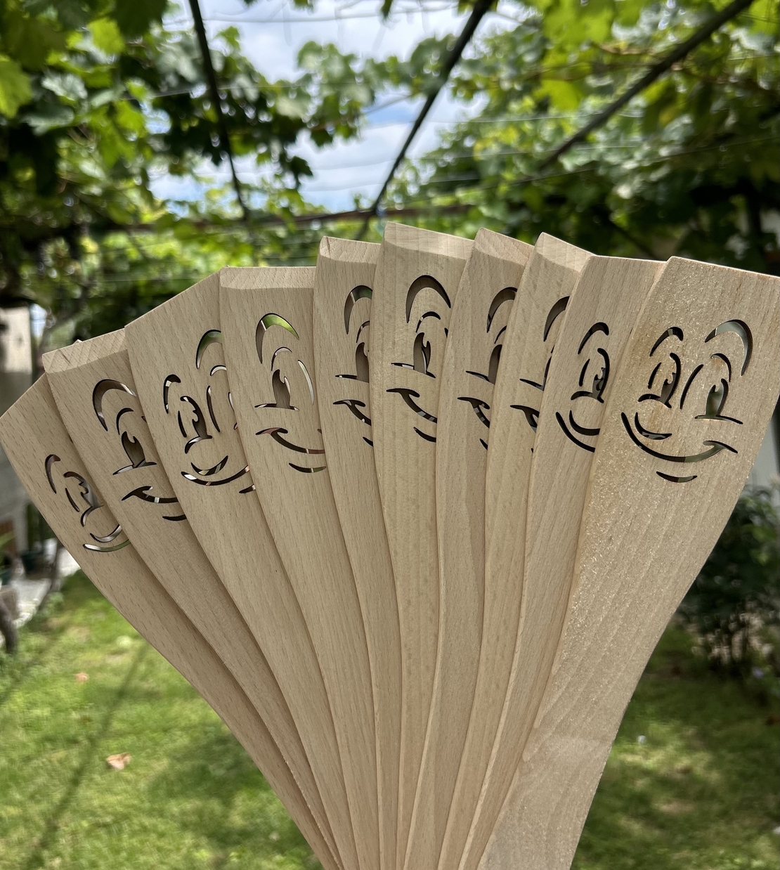 Дървена лъжица с усмивка