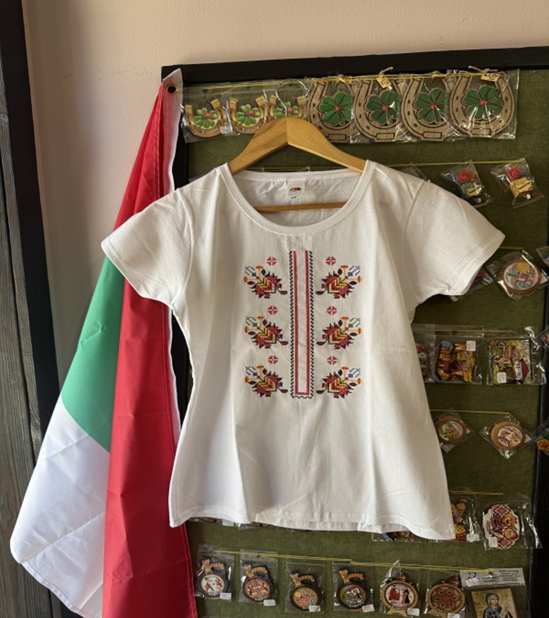 Дамска бяла тениска с цветна бродерия „Традиционни мотиви“