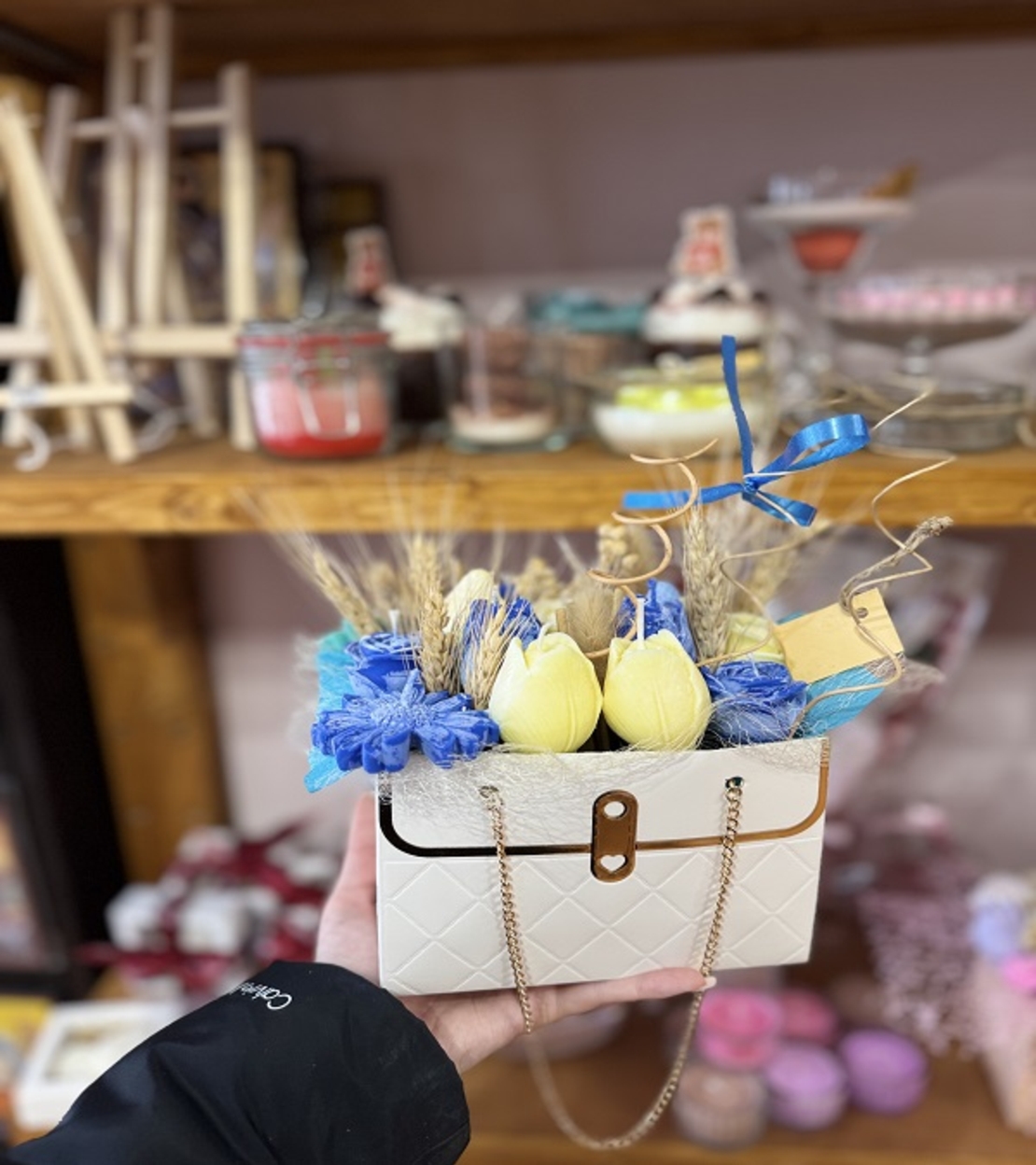 Аранжиран букет от ароматни свещи – „Лятно небе“ (Ръчна изработка в бяла кутия-чанта)